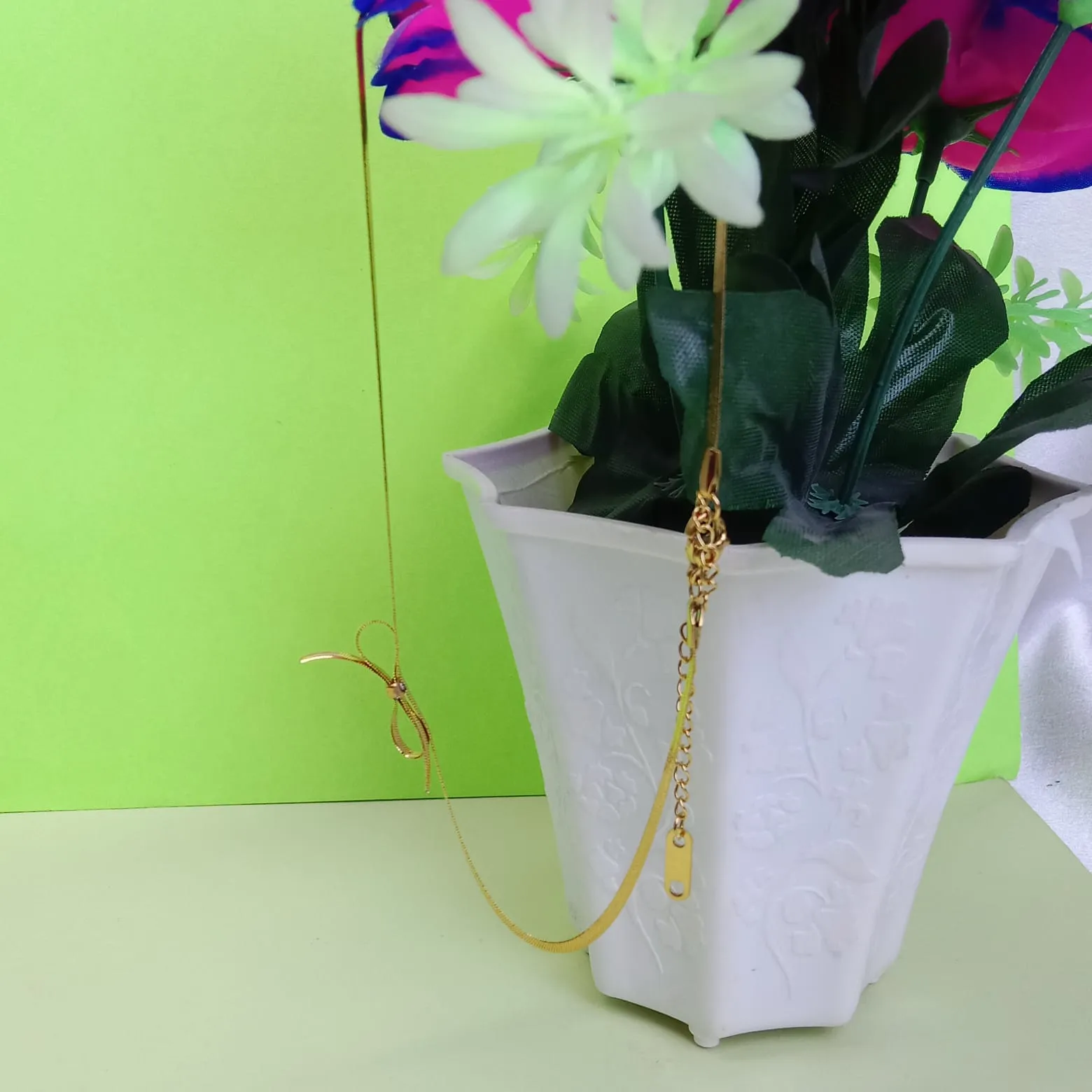 Minimal Gold-Tone Chain With Bow Accent