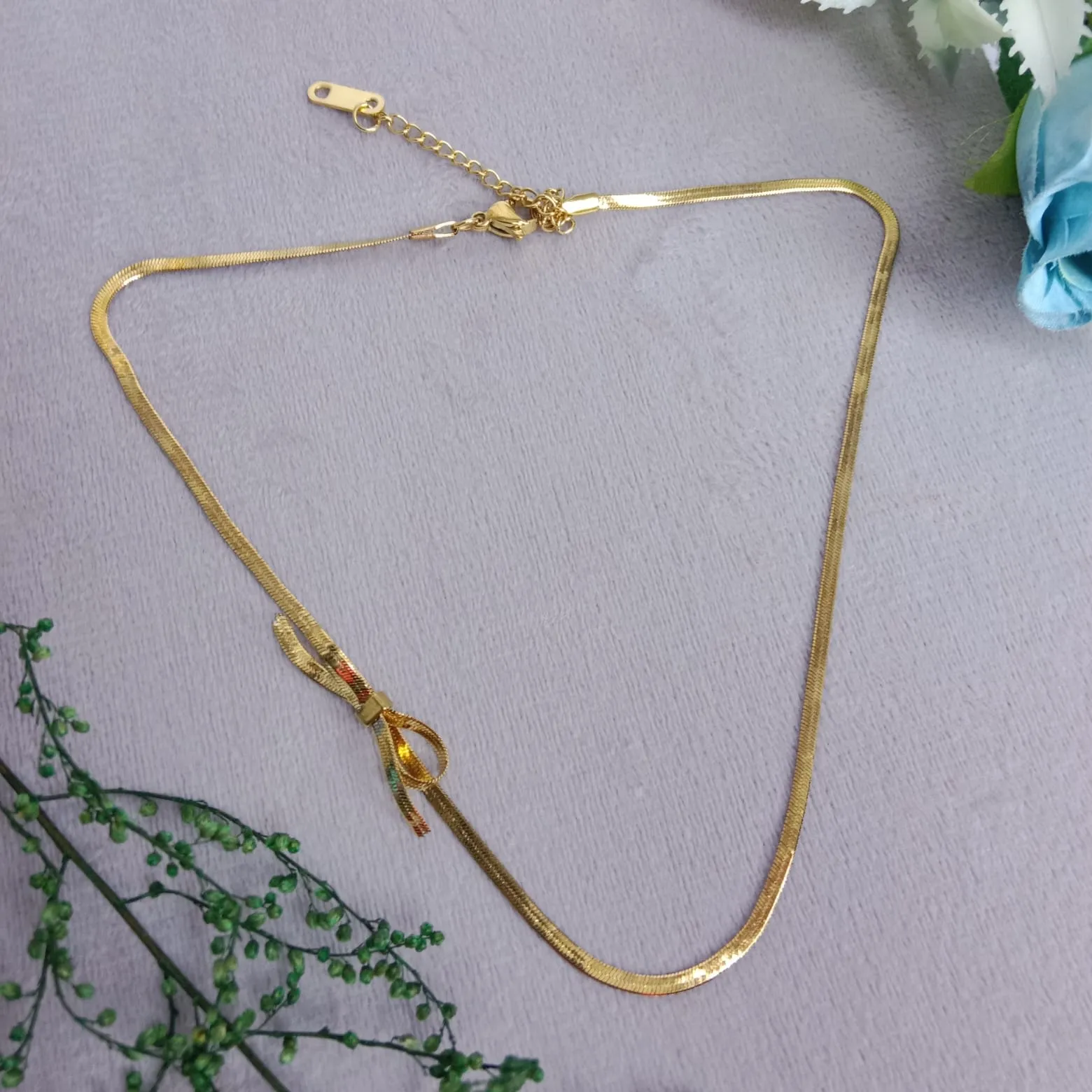 Minimal Gold-Tone Chain With Bow Accent